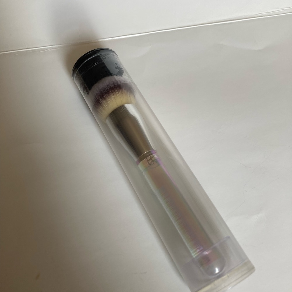 IT Cosmetics - NWOT - Complexion Perfection Foundation Globe Brush - unopened